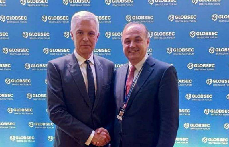 Hoxhaj, Slovakya Dışişleri Bakanıyla Görüştü