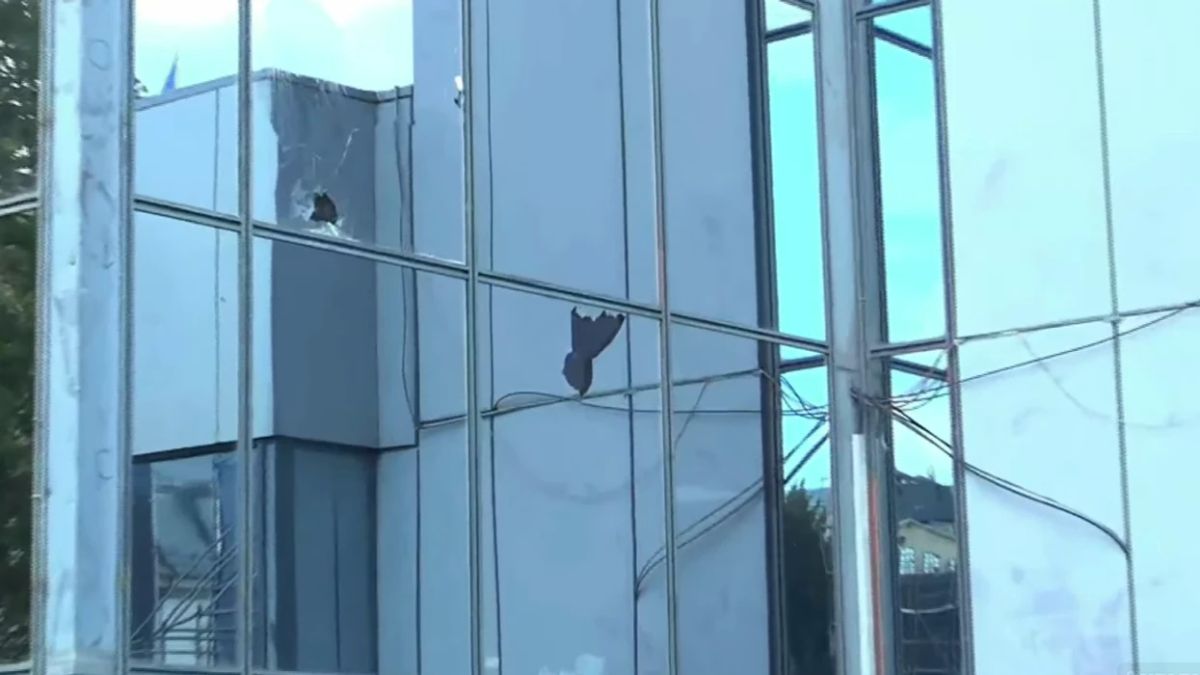 Protestocular Hükümet Binasına Taş Attı