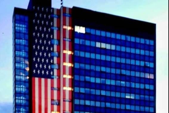 Hükümet Binası Amerikan Bayrağı Işıklarına Büründü