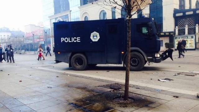 Polisin İki Zırhlı Aracı Yakıldı
