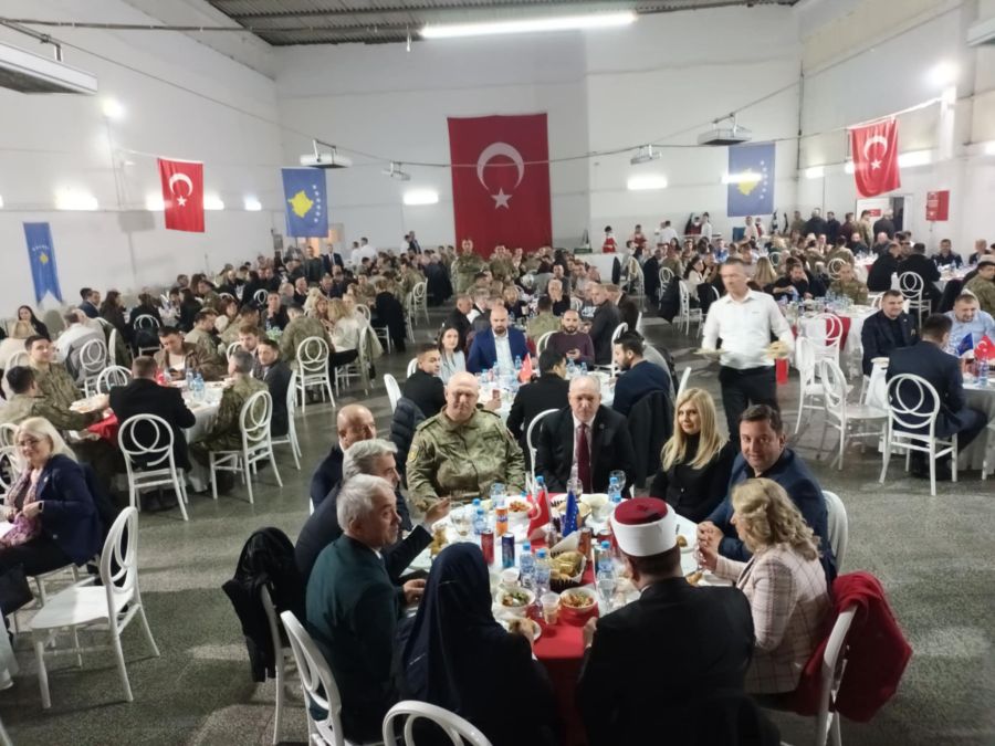 Türk Askerleri Kosovalı Dostlarıyla İftarda Buluştu