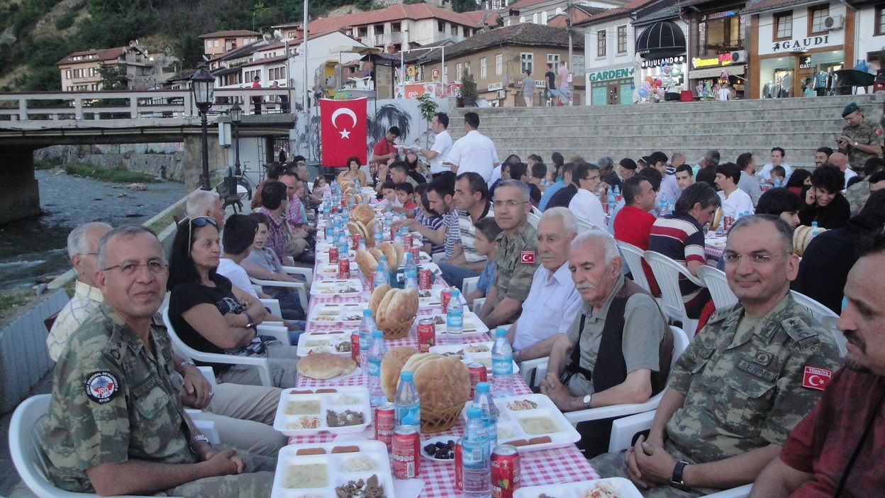 Türk Askeri Ramazan'da da Kosovalılarla İç İçe