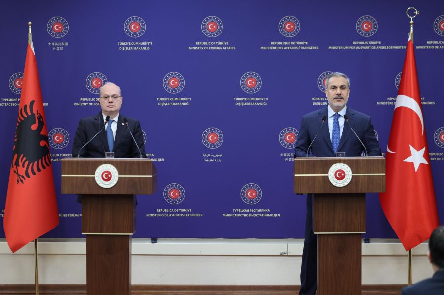 Arnavutluk Bakanı, Türk Mevkidaşına Kosova’ya Destekleri İçin Teşekkür Etti