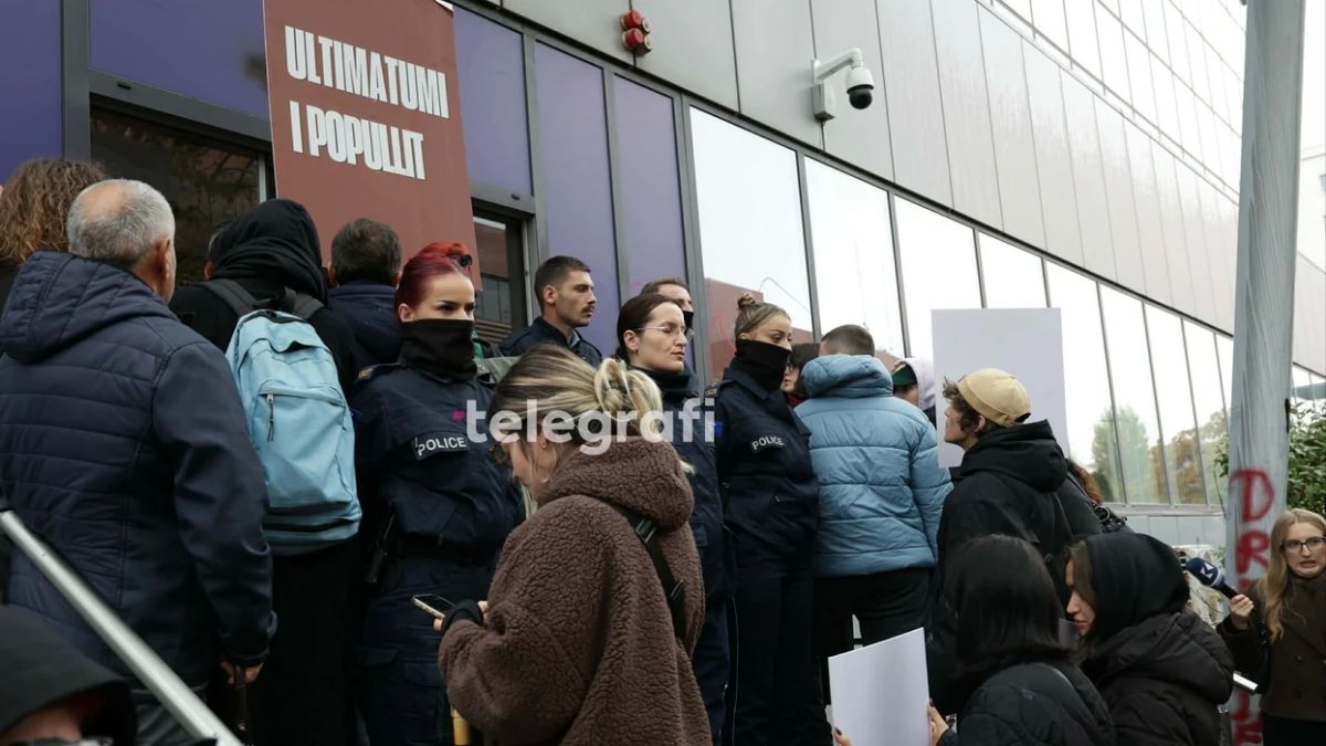 Protestocular Hükümet Binası Önünden Ayrılarak İpek’e Hareket Etti