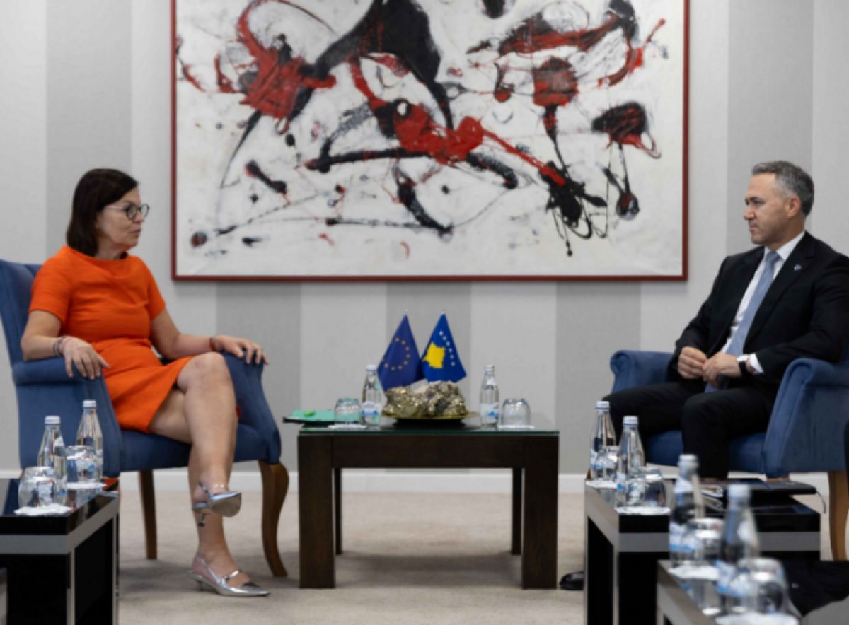 AB’nin Genişlemeden Sorumlu Üst Düzey Yetkilisi Kosova Ziyaretinde