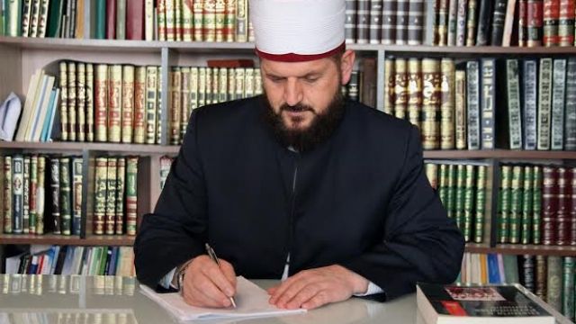 Yüz Metre Mesafede Camiye Gelemiyorlar, Vatikan'a Gitmek İçin Vakit Buluyorlar