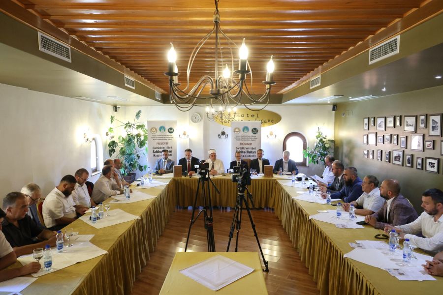 Kosova’nın Yakova kentinde, Yûnînî’nin nüshası olan "Sahih Buhari" el yazmasının açılışı gerçekleşti*