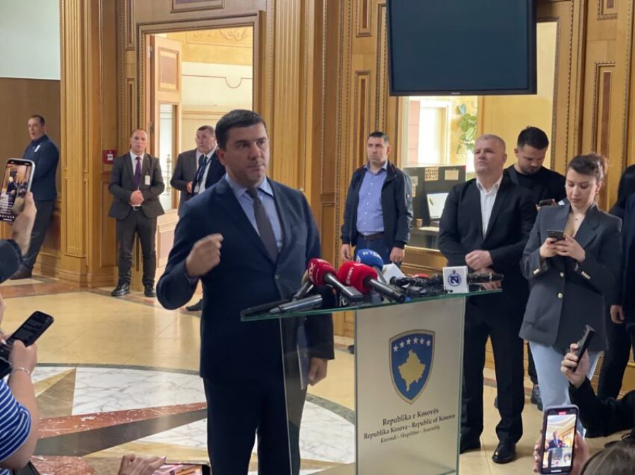 Krasniqi: Vetëvendosje 48 Saat Daha Kazanarak Siyasi Pazarlıklarını Sürdürmek İstiyor