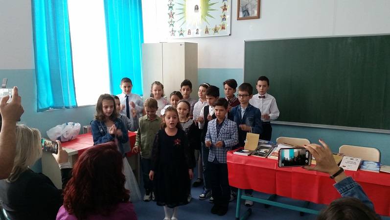 “İmza” Yayınlarından “Elena Gjika” İlkokuluna 100 Kitap Hediye