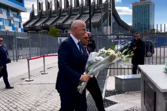 FİFA Başkanı İnfantino, Efsane Futbolcu Vokrri’nin Anıtı Önünde Saygı Duruşunda Bulundu