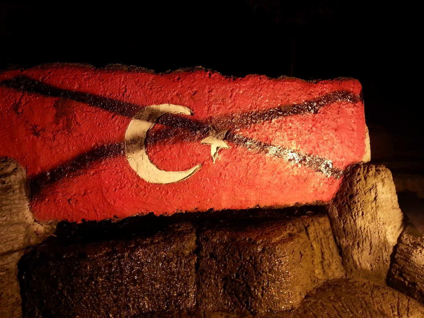 İpek'te Türk Bayrağına Çirkin Saldırı