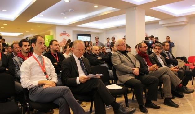 "AppCamp Kosova" Akıllı Telefon Uygulamalarının Tanıtımı Başladı