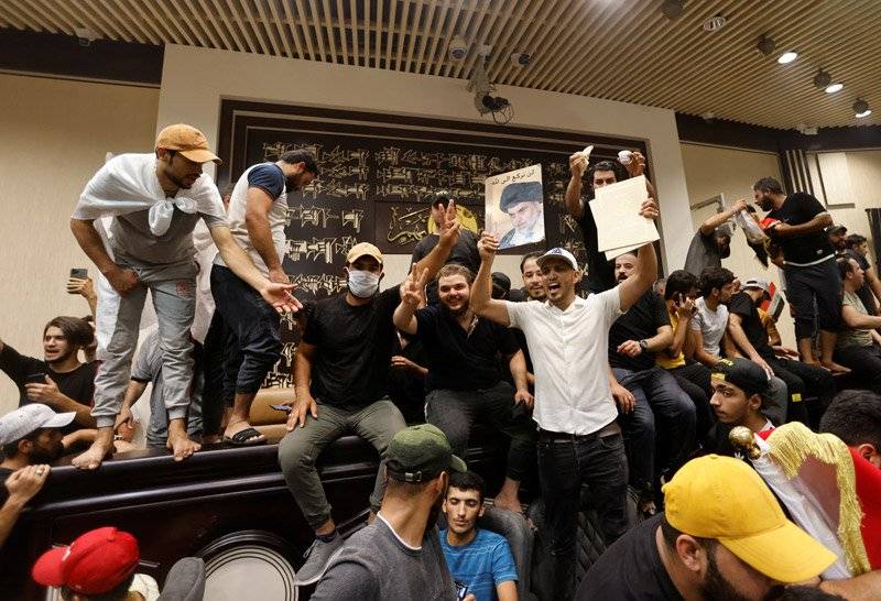 Irak’ta protestocular parlamento binasını bastı