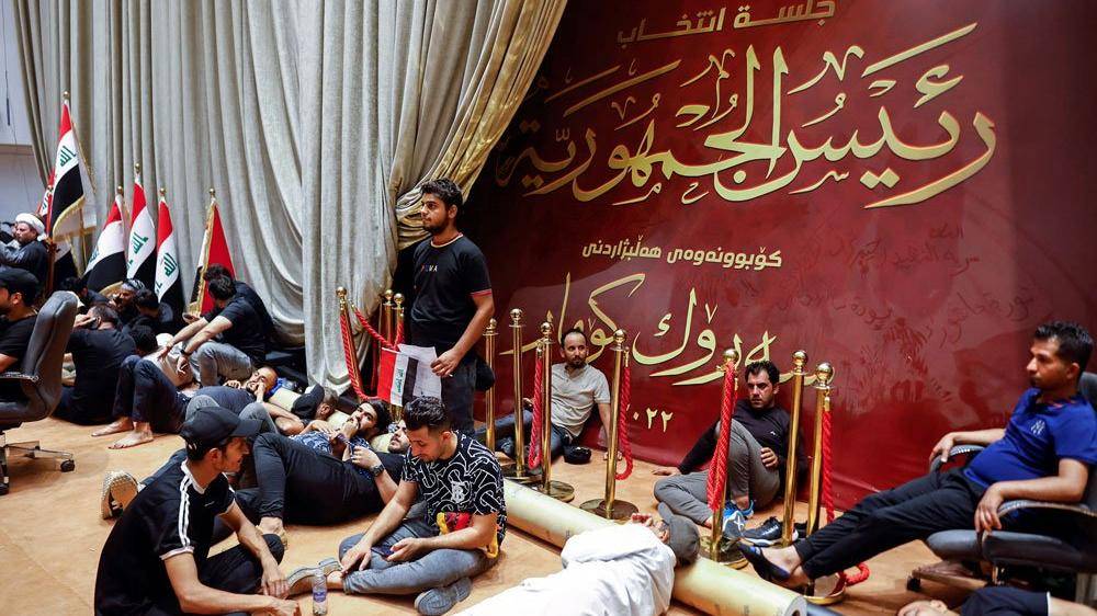 Irak’ta olaylar büyüyor: Sadr destekçileri ikinci kez parlamentoyu bastı