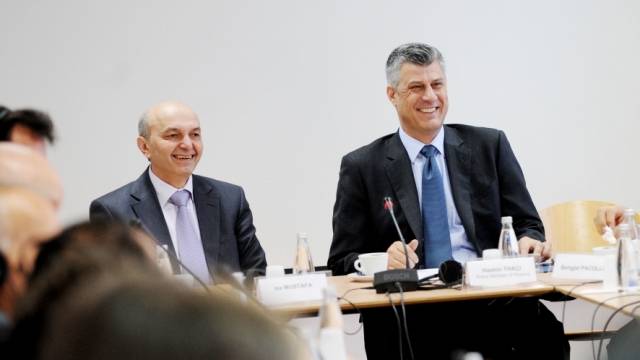 Isa Başbakan,  Hashim ise Başbakan Yardımcısı ve Dışişleri Bakanı