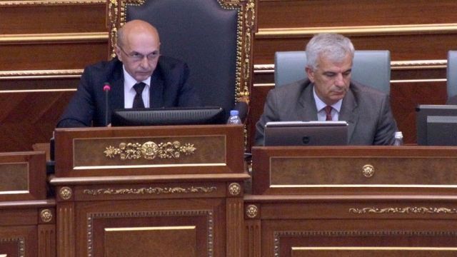 Isa Mustafa Meclis'teki Tüm Etkinliklerini Askıya Aldı