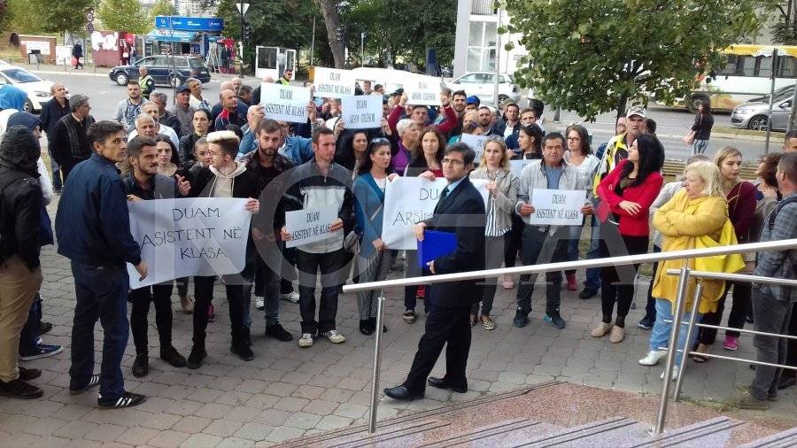 Eğitim Bakanlığı Önünde İşitme Engellilerin Protestosu