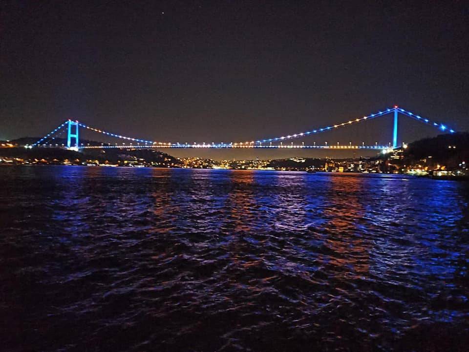 İstanbul Kosova Renklerine Büründü