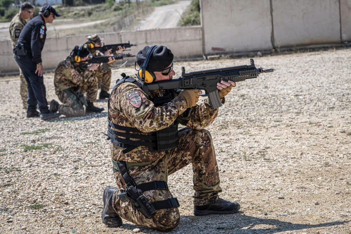 KFOR’un İtalyan Askerleri Priştine Yakınlarında Gerçek Mermili Tatbikat Gerçekleştirdi
