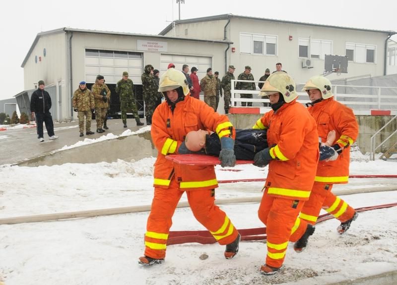 KFOR'un İtfaiye Kursunu 13 KGG Üyesi Tamamladı