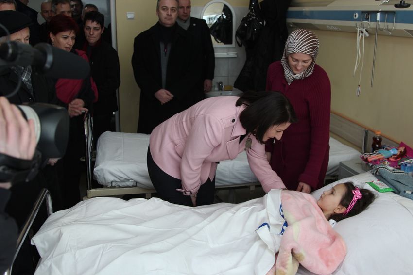 Cumhurbaşkanı Jahjaga Çığ Felaketinden Kurtulan Asmira'yı Ziyaret Etti