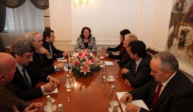 Jahjaga, Meclis Dışı Partilerle Danışıyor