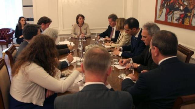 Jahjaga Savaşta Cinsel Şiddet Görenlerin Durumunu Büyükelçilerle Görüştü