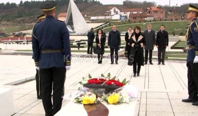 Jahjaga ve Mustafa, Mezarı Başında Jashari Ailesini Andı