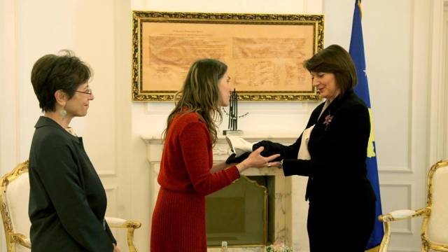 Cumhurbaşkanı Jahjaga Elbisesini Yardım İçin Bağışladı