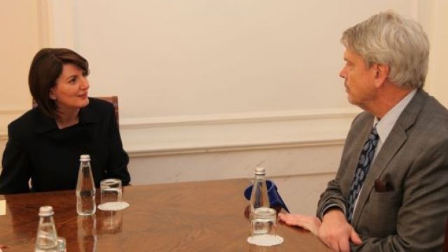 Jahjaga, Sorensen'i Veda Ziyaretinde Kabul Etti