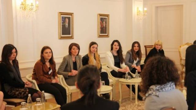 Jahjaga, Kosova ve Sırbistanlı Kızlarla Bir Araya Geldi