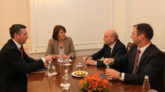 Jahjaga, Özel Mahkeme'yi Kurum Liderleriyle Görüştü
