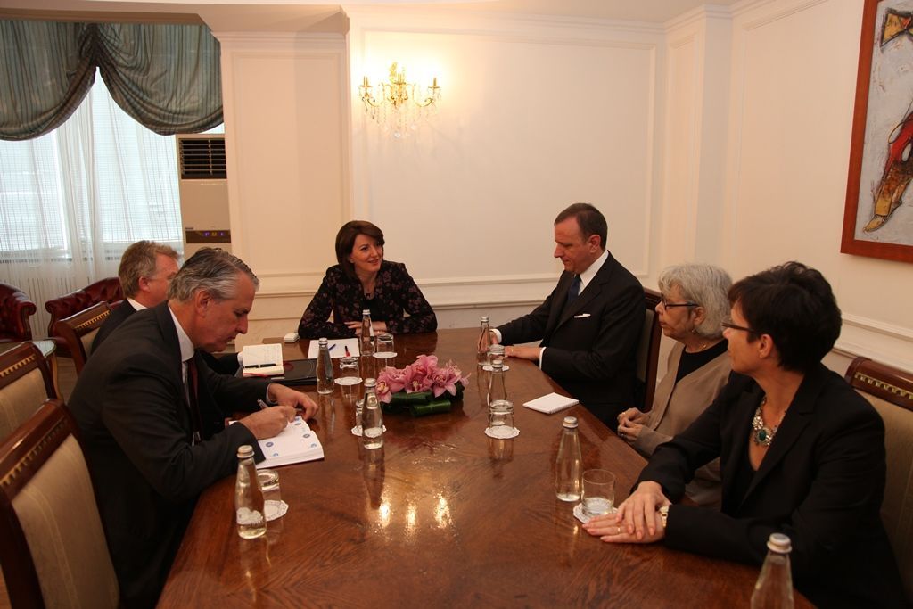 Jahjaga Kuint Ülkeleri Büyükelçileriyle Görüştü