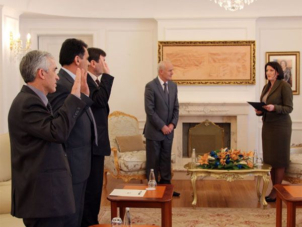 Cumhurbaşkanı Jahjaga Üç Savcı İçin Hüküm Verdi