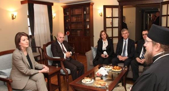 Jahjaga, Deçan Manastırını Ziyaret Etti