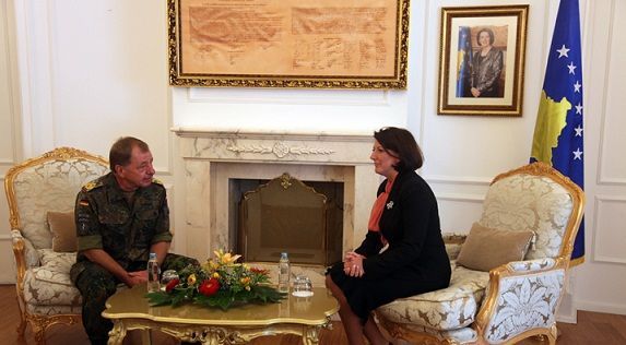 Jahjaga KFOR Komutanı Drews'i Kabul Etti