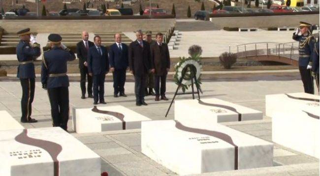 Thaçi, Prekaz’da Saygı Duruşunda Bulundu