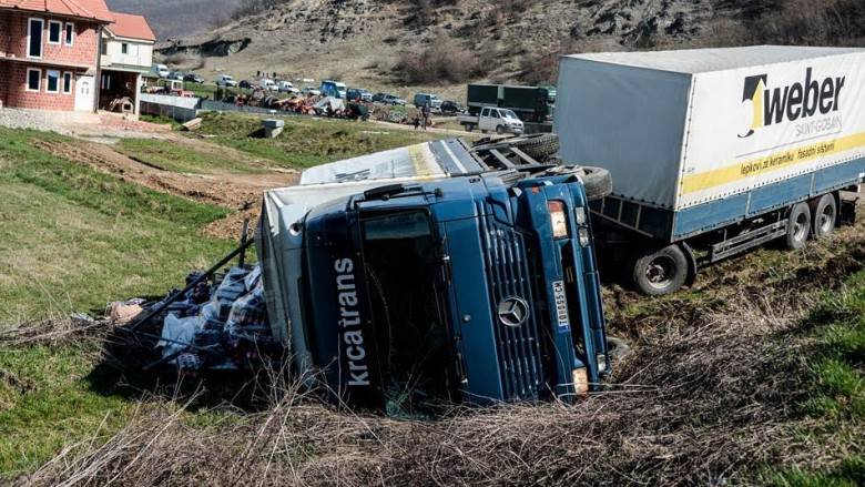 Vetëvendoje Aktivistleri Sırbistan Kamyonunu Devirdi