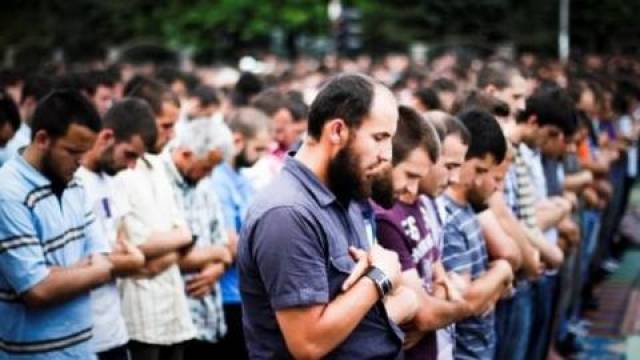 Kaçanik, Cuma Namazının Sokakta Kılınmasını Yasakladı