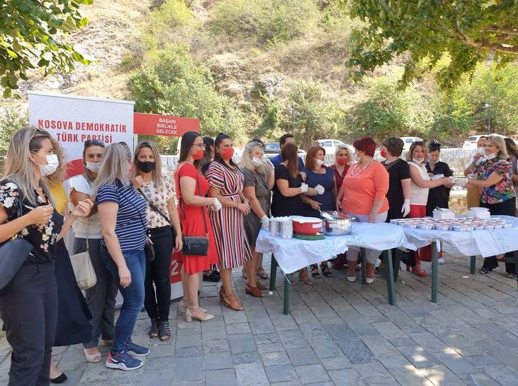 Kadınların ‘Aşure İkramı’ Faaliyeti Yoğun İlgi Gördü