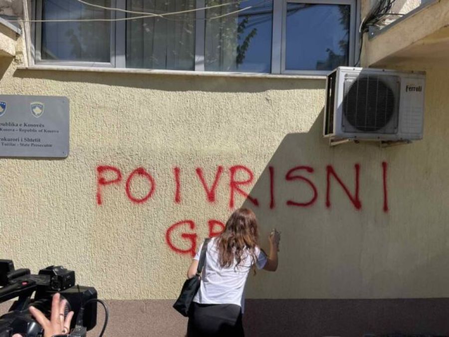 Kadınların Öldürülmesine Karşı Priştine'de Emniyet ve Savcılık Önünde Sembolik Bir Eylem