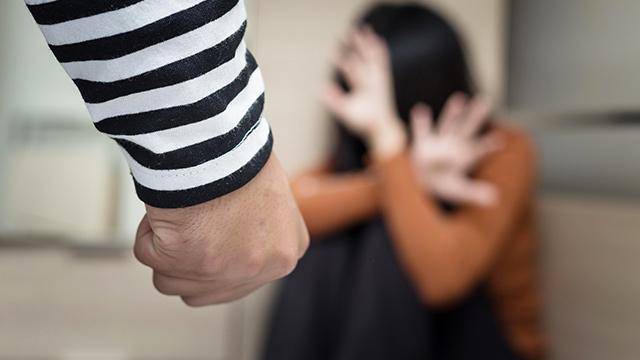 Priştine’de Bir Kadın, Üvey Babası Tarafından Fiziksel Şiddete Uğradı