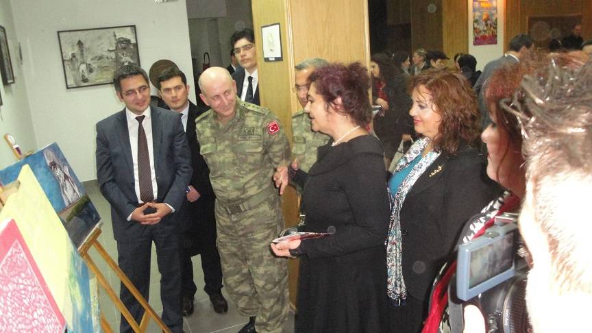 Ressamlar Eserlerini, Kadınlar El Becerilerini Sergiledi
