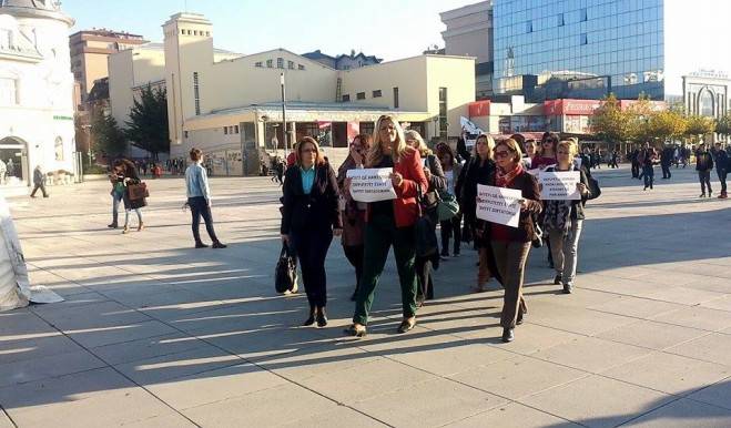 Muhalif Kadın Milletvekillerinden Donika Kadaj-Bujupi'ye Destek