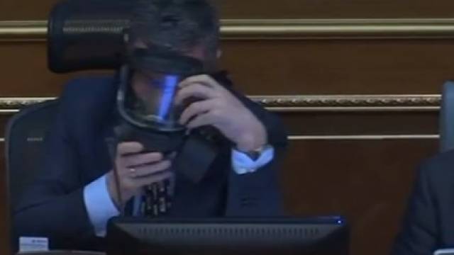 Meclis Başkanı Veseli de Gaz Maskesi Taktı