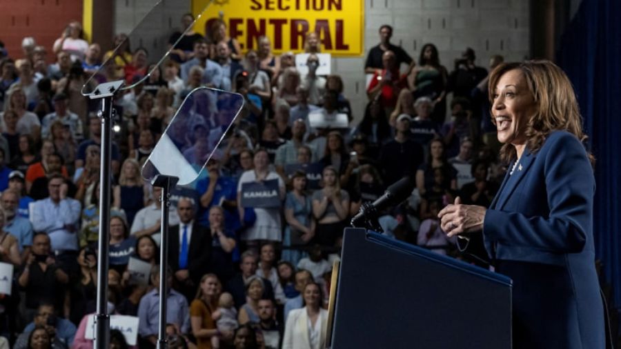 İlk mitingini düzenleyen Kamala Harris, son ankette Trump'ın önüne geçti