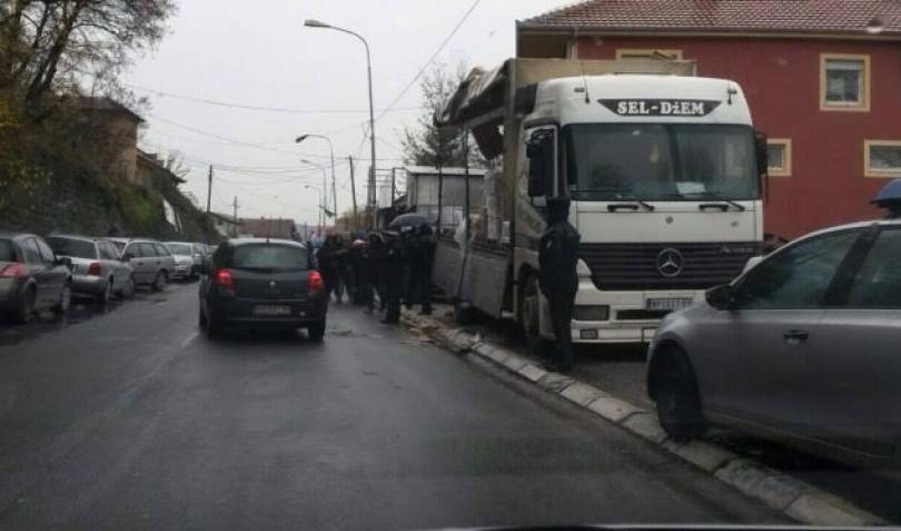 Sırplar,  Polisin Kamyona  El Koymasına Direniyor