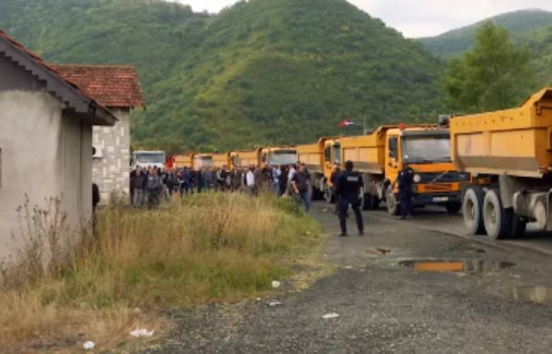 Kamyonlar Geri Çekiliyor, Ancak Polisler Tarafından Engelleniyorlar