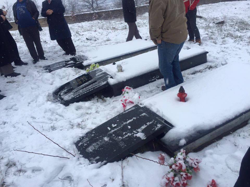 Katolik Mezarları Rüzgardan Zarar Gördü