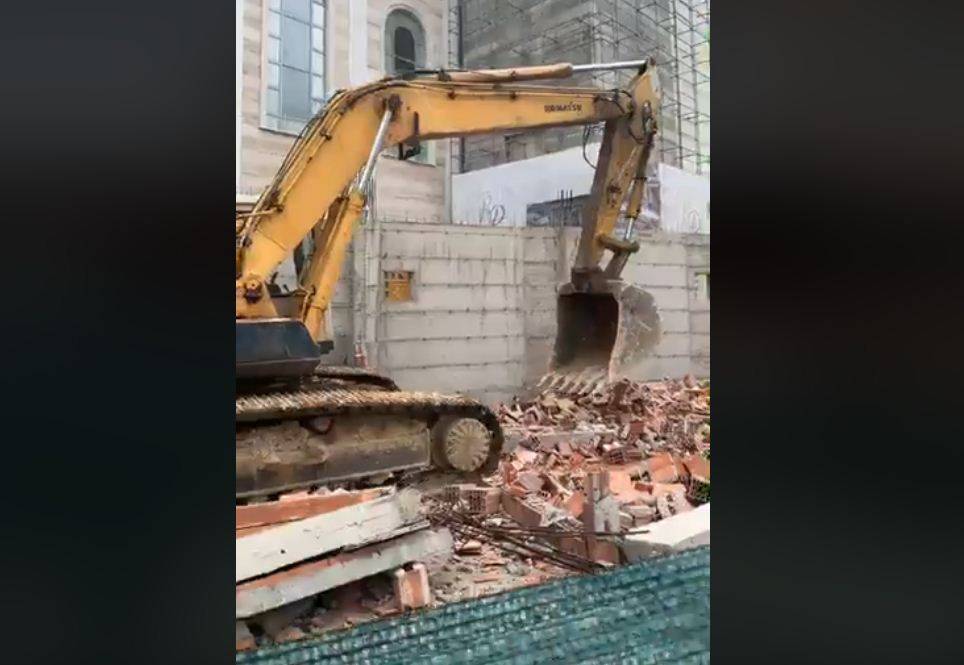Katedral Etrafındaki Lokallerin Yıkımına Geçildi